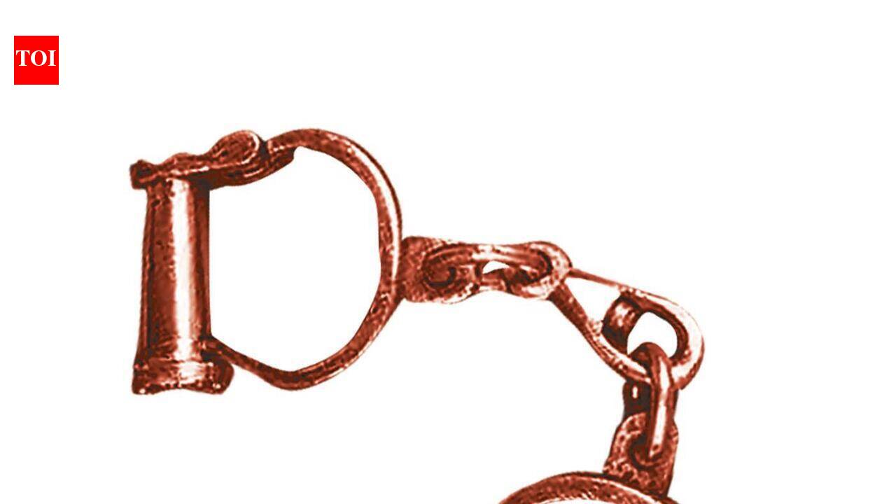 Jalgaon police constable arrested after surrendering in murder attempt case