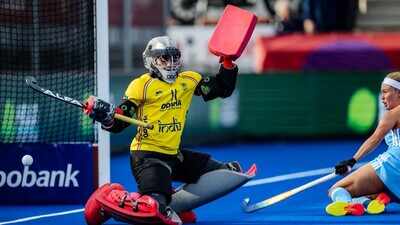 India fall to Netherlands but stay alive in semifinal race