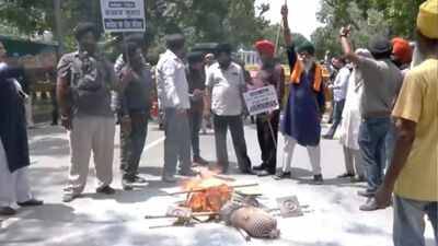 Sajjan Kumar 'role model' post: Sikh leaders protest outside Rahul's Delhi home, demand Congress apology