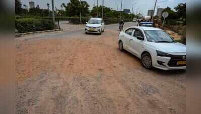 Service road near Kherki Daula toll riddled with potholes, commute a nightmare