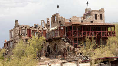 In 1934, an Arizona father began gathering rejected objects and desert Stone; 11 years later, the salvage had become an 18-room castle for his daughter