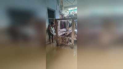 Looms damaged in floods, weavers face livelihood crisis