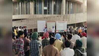 Campus outfits hold protest over praise for Sajjan Kumar