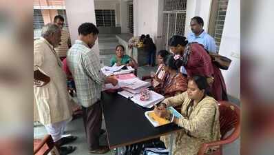 Last-minute voter rush at Ranchi booths for corrections, enrolment