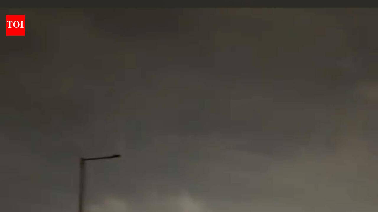 Dark streets leave Noida residents worried over safety
