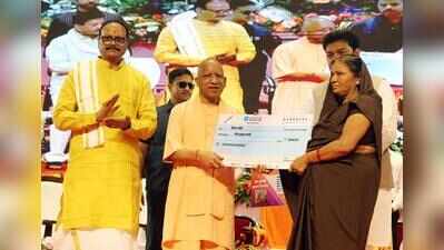 CM announces honorarium hike, ₹5L cashless health cover for mid-day meal cooks