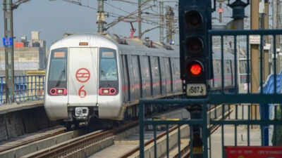 Delhi cop rescues 16-year-old girl from suicide attempt at Hauz Khas Metro station