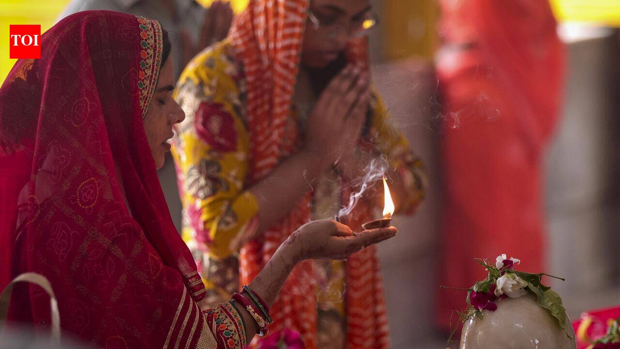 ‘Har Har Mahadev’ echoes as thousands throng Shiv temples on last Shrawan Somvar