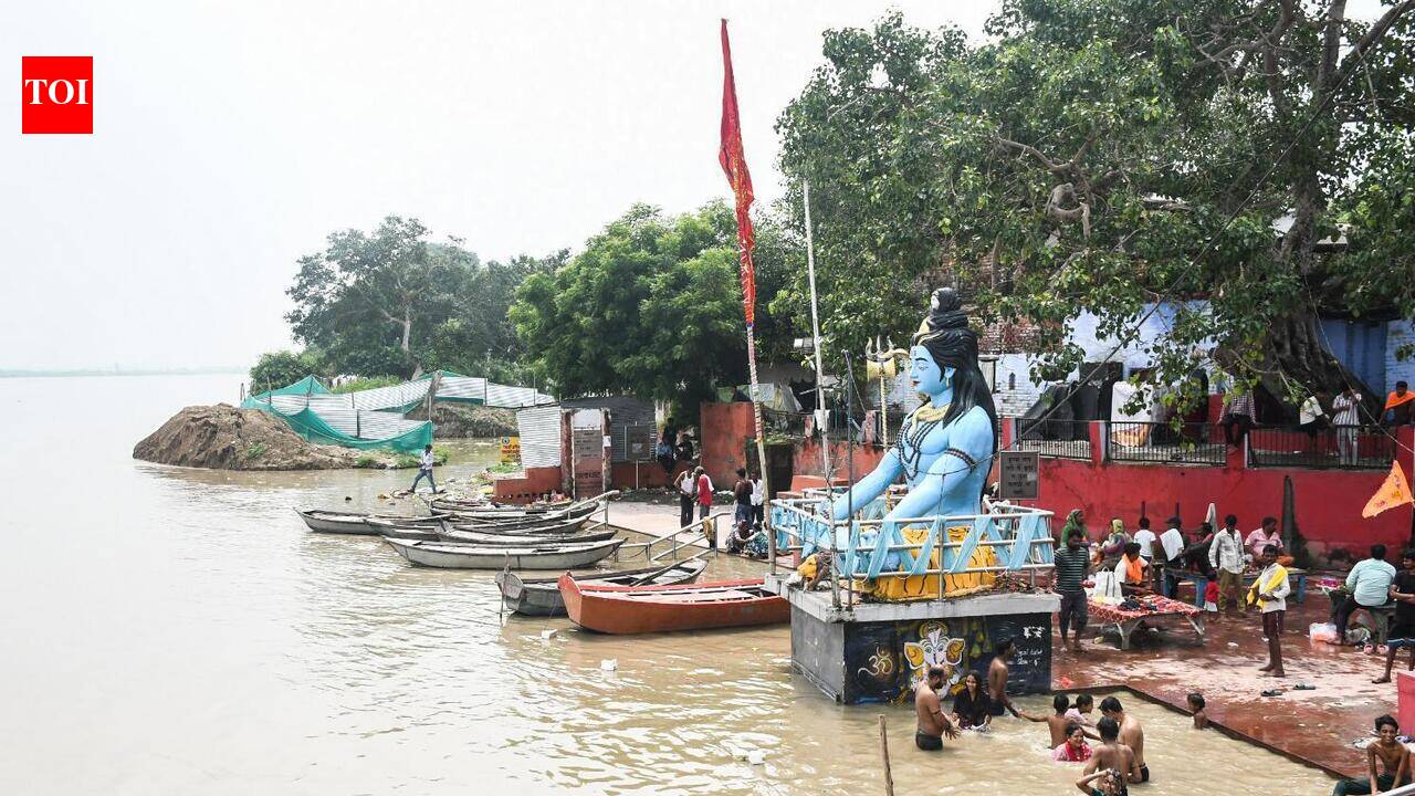 Ganga water level rising in Shuklaganj and surrounding villages, 48 cm below warning sign
