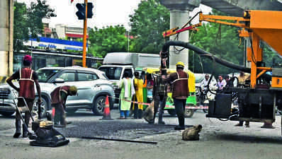 Roadworks transparency set in stone signboards in Ahmedabad