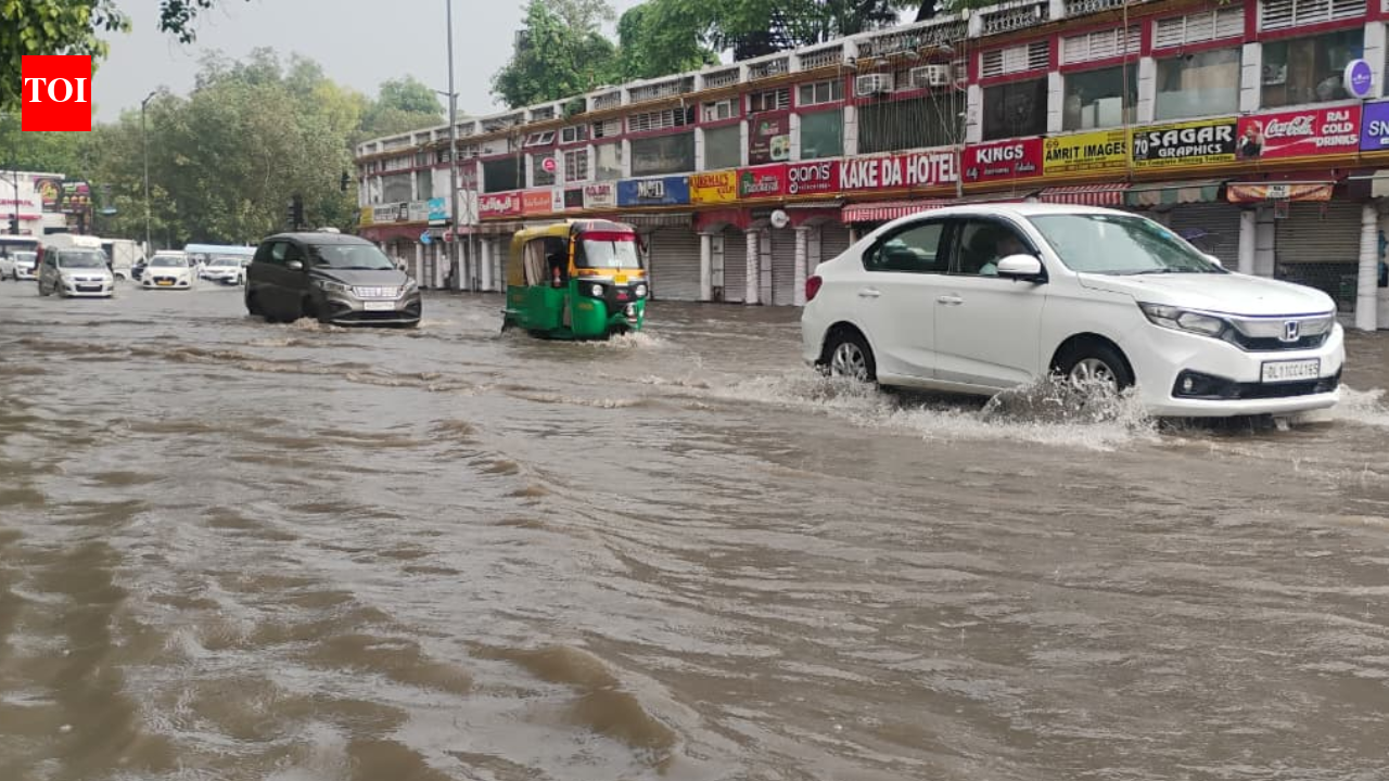 Heavy rain lashes Delhi-NCR; Gurgaon offices, schools shift to online mode