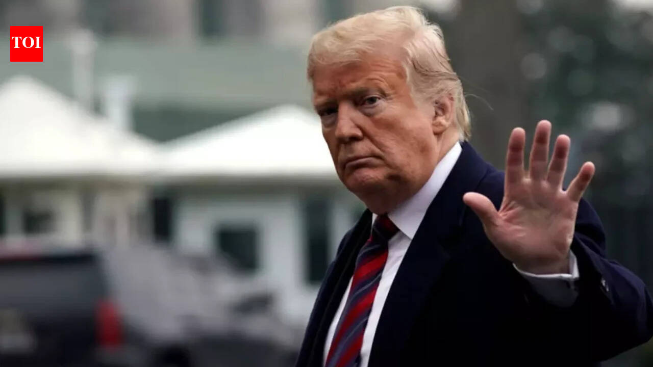 Six months into war, Trump faces falling support as Americans lose confidence in his presidency