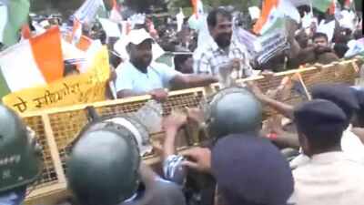 BPSC row: Students break barricades, march towards Raj Bhavan in Patna