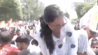 BPSC row: Students break barricades, march towards Raj Bhavan in Patna