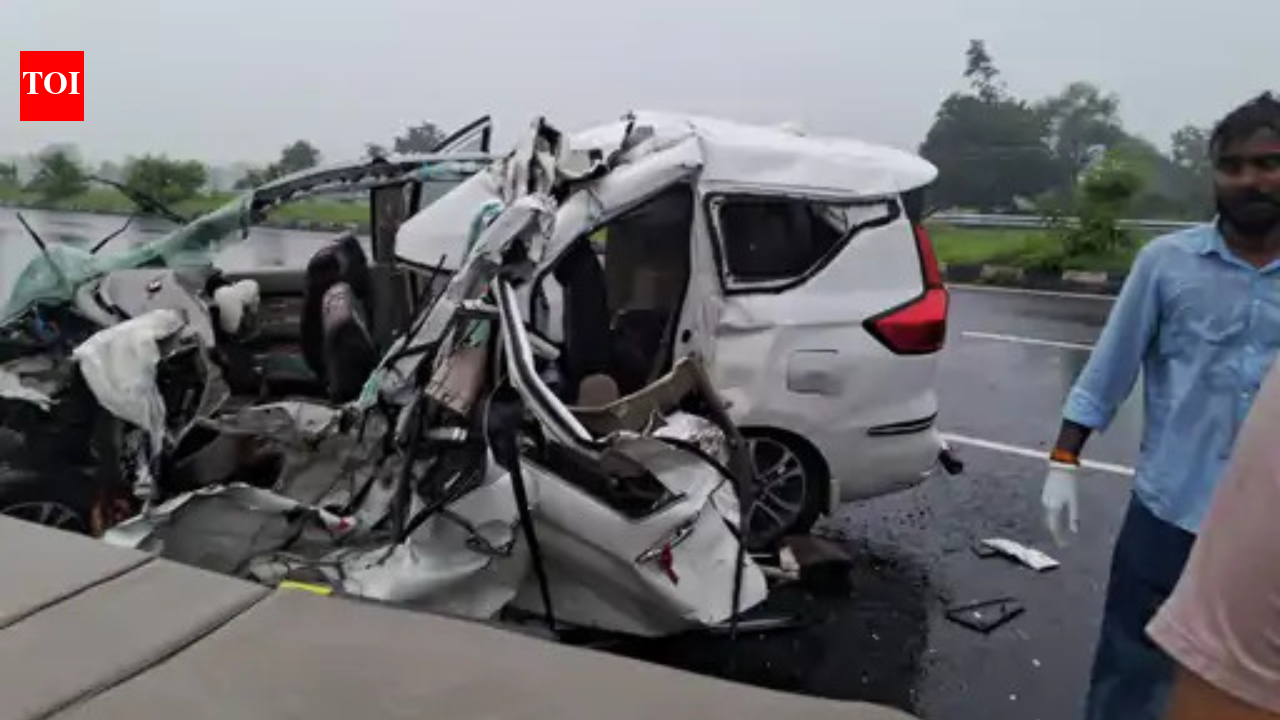 2 killed, 3 injured as SUV rams into truck on Ujjain-Garoth highway in MP
