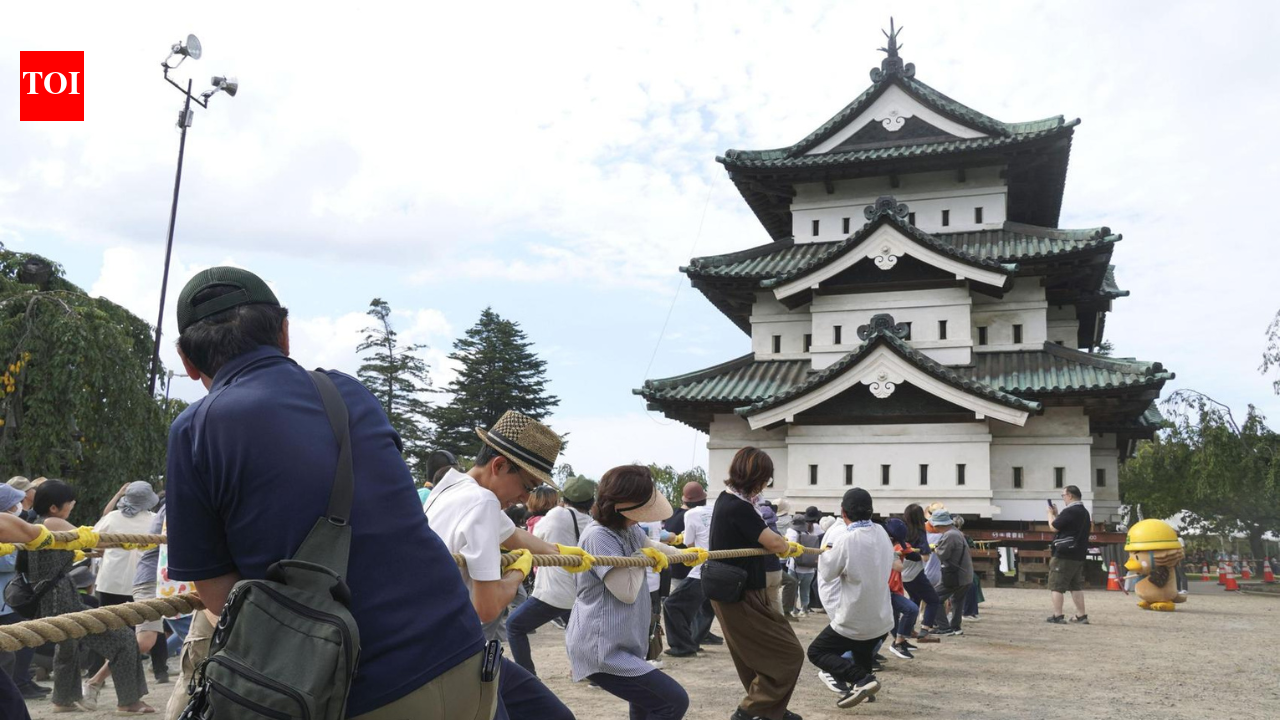 1,000 people in Japan join forces to pull a 400-ton castle to its original position