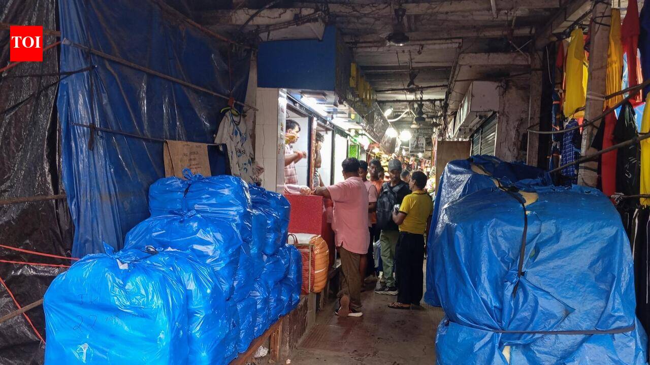 Traders pack up to shift out of B C Roy Market