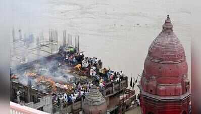 In city of salvation, flooded ghats turn rooftops into cremation grounds