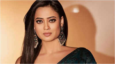 Shweta Tiwari receives apology from online abuser, thanks MNS member for tracking down troll; actress clarifies abusive trolls were not party members