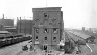 In 1904, a 1,227-foot Cincinnati railroad warehouse was among the world’s longest buildings; 122 years later, 210 feet were removed for a new bridge and its old bricks are being reused