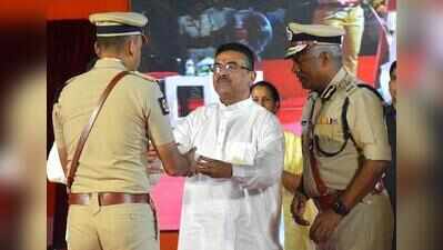 4 emergency response vehicles for state’s 552 police stations by Mahalaya: CM