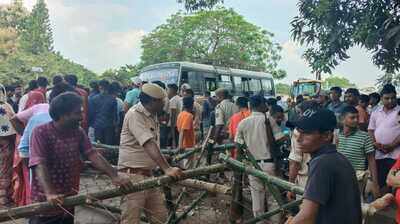 Villagers block road over Gandak erosion
