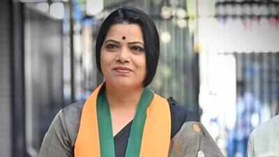 Mayor meets CM, seeks PRO change over social media tender row