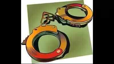 Fake BMC staff extort Rs 20k from businessman for smoking in rickshaw