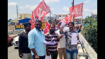 House site applicants float their petitions on Bhavani river in Mettupalayam protesting official apathy