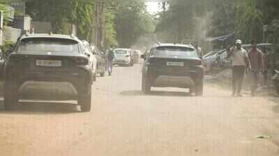 Dry spell brings dust clouds back to key roads in Gurgaon
