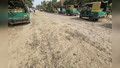 Dry spell brings dust clouds back to key roads in Gurgaon