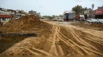 Dry spell brings dust clouds back to key roads in Gurgaon