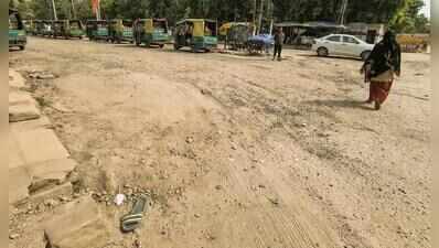Dry spell brings dust clouds back to key roads in Gurgaon