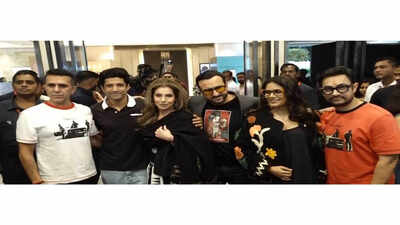 'Dil Chahta Hai' Reunion: Saif Ali Khan, Aamir Khan, Farhan Akhtar come together to celebrate as film completes 25 years; fans ask 'where is Akshaye Kanna?'