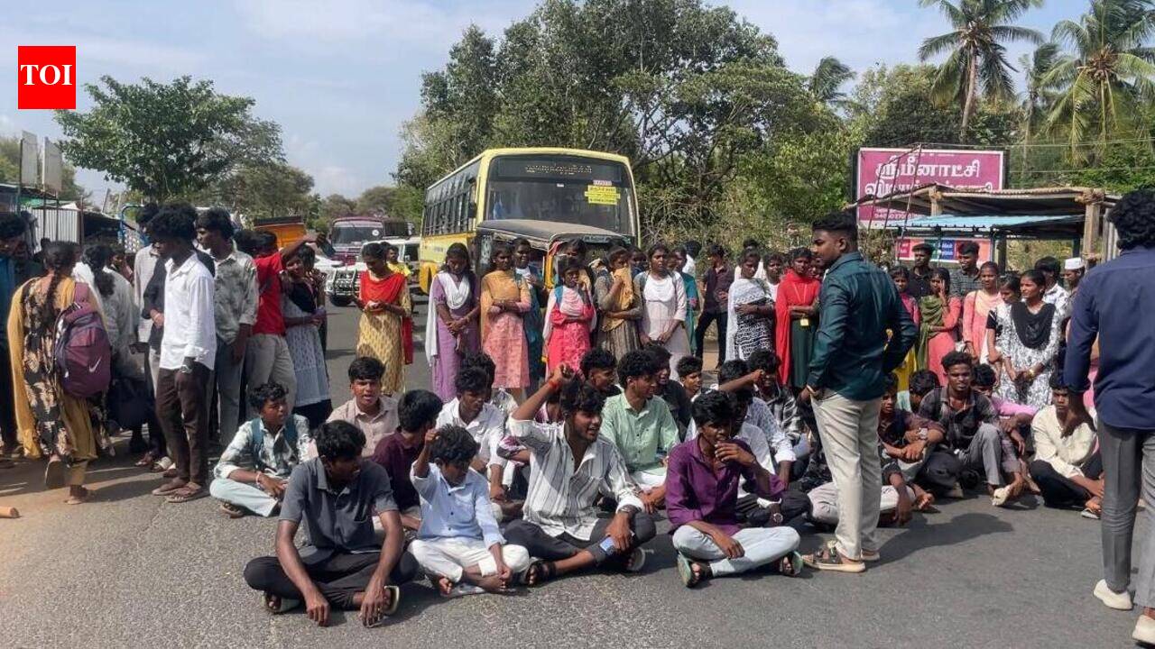 Mannaparai govt college students protest seeking more buses