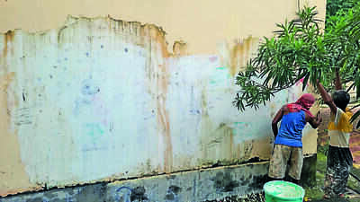 Jadavpur University Removes Graffiti Amid Stunned Silence