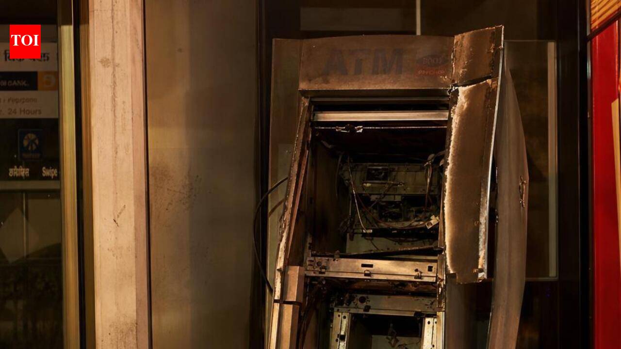 Gone in 15 minutes: ATM thieves vanish with Rs 11 lakh before cops arrive in Dhule
