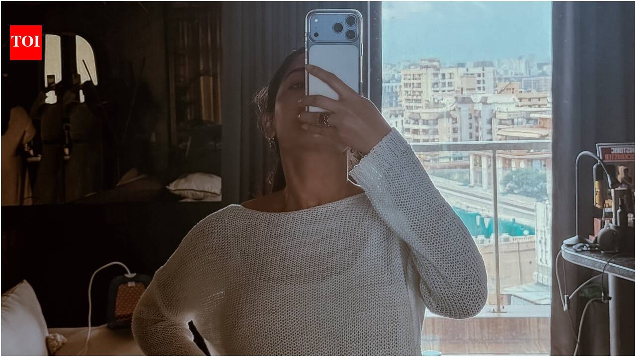 Samantha shows off pregnancy GLOW and baby bump in new pics