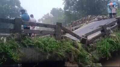 Swollen river damages 60-year-old bridge on route to Netarhat