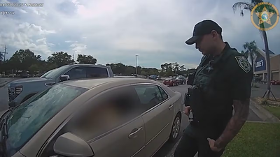 A Florida wife grew suspicious of her husband’s phone call; deputies found him in a Lowe’s parking lot about to buy $14,000 in gift cards