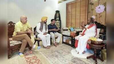 Mann, Kejriwal, Sisodia meet Sri Sri Ravi Shankar in Bengaluru