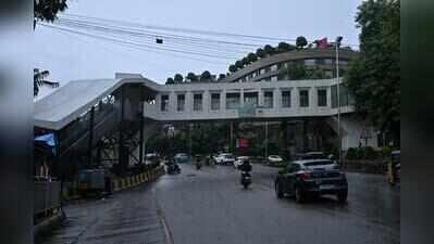Banjara Hills Road No. 1 FOB ready, but pedestrians still risk crossing busy road