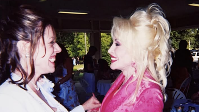 Dolly Parton’s sister Freida remembers her as ‘Dolly Momma’ and how she raised her from 13 to 18: ‘There will never be anyone who can replace her’