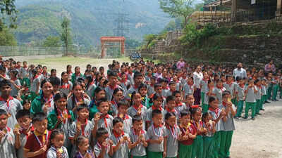 Stranger ran past school screaming ‘Run, water’. It saved 370 kids, teachers