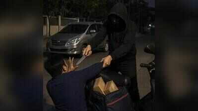 Courier agent held at knifepoint, assaulted; ₹38L looted