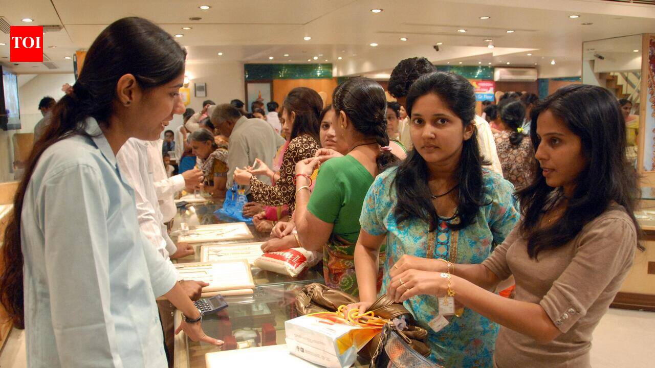 Gujarat: Buyers drawn by gold prices, but keep purchases small