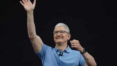 On his last day as Apple CEO, Tim Cook sends memo to employees; says: I am not leaving Apple, but I am...