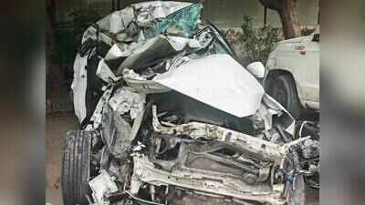 Father-son among 4 killed as truck breaks Yamuna Expressway divider, crashes into car