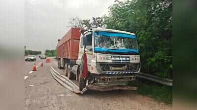 Father-son among 4 killed as truck breaks Yamuna Expressway divider, crashes into car
