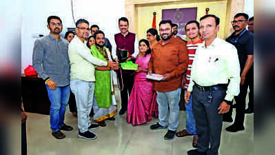 After safe return from Nepal, Nagpur pilgrims meet CM Fadnavis to express gratitude